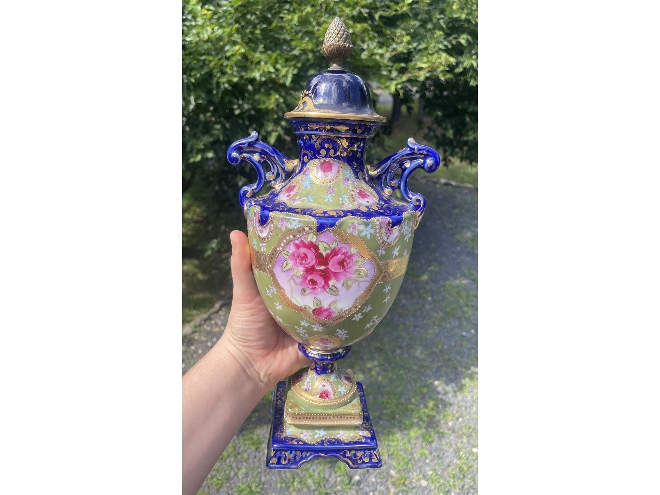 ボヘミア・ロイヤル・ウィーン磁器壷 どんぐりのフィニアル 手描き