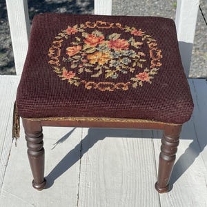 Taburete antiguo victoriano de madera con bordados en la parte superior, muebles del siglo XIX