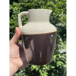 Brocca in gres anticato bicolore vintage, in ceramica rustica primitiva