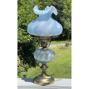 RARE Vintage Ice Blue Satin Frost Fenton Paisley Glas Tischlampe 20th C.