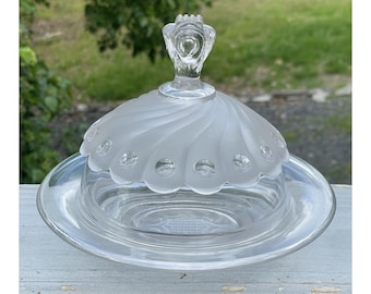 Antiquités - Beurrier vintage du 20e siècle en verre pressé avec tourbillon de satin givré