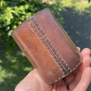 Antike 19th C. Dice Shake Cup Hand genähte Leder Kasino Sammlerstück & Dekor