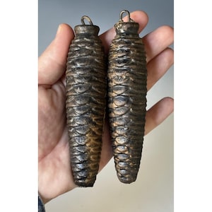 Könnte beinhalten: Eine weiße Keramiktasse mit schwarzem Henkel und dem Text "But First, Coffee" in schwarzer, fetter Schrift. Die Tasse steht auf einer weißen Oberfläche. Die Tasse ist 10 cm hoch.