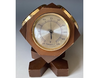 Estación meteorológica vintage retro de mediados de siglo con soporte de cubo de madera, barómetro y termómetro.
