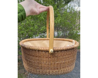 Cesta grande estilo Nantucket vintage del siglo XX con interior de tela y cordón ajustable.