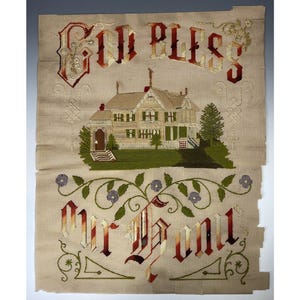 Könnte beinhalten: Ein antiker Stickteppich mit einem Haus und den Worten "Gott segne unser Heim" in bunten Fäden gestickt.