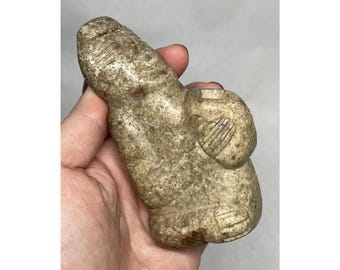 Réplica de figura humanoide tallada al estilo precolombino, tolteca/mixteca con cuenco.