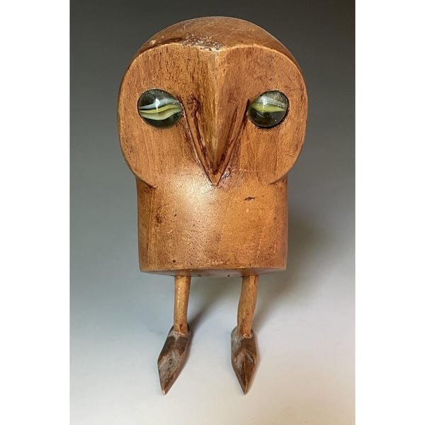 Figura de búho de madera tallada a mano, de estilo moderno de mediados de siglo, realizada por T. Plummer.
