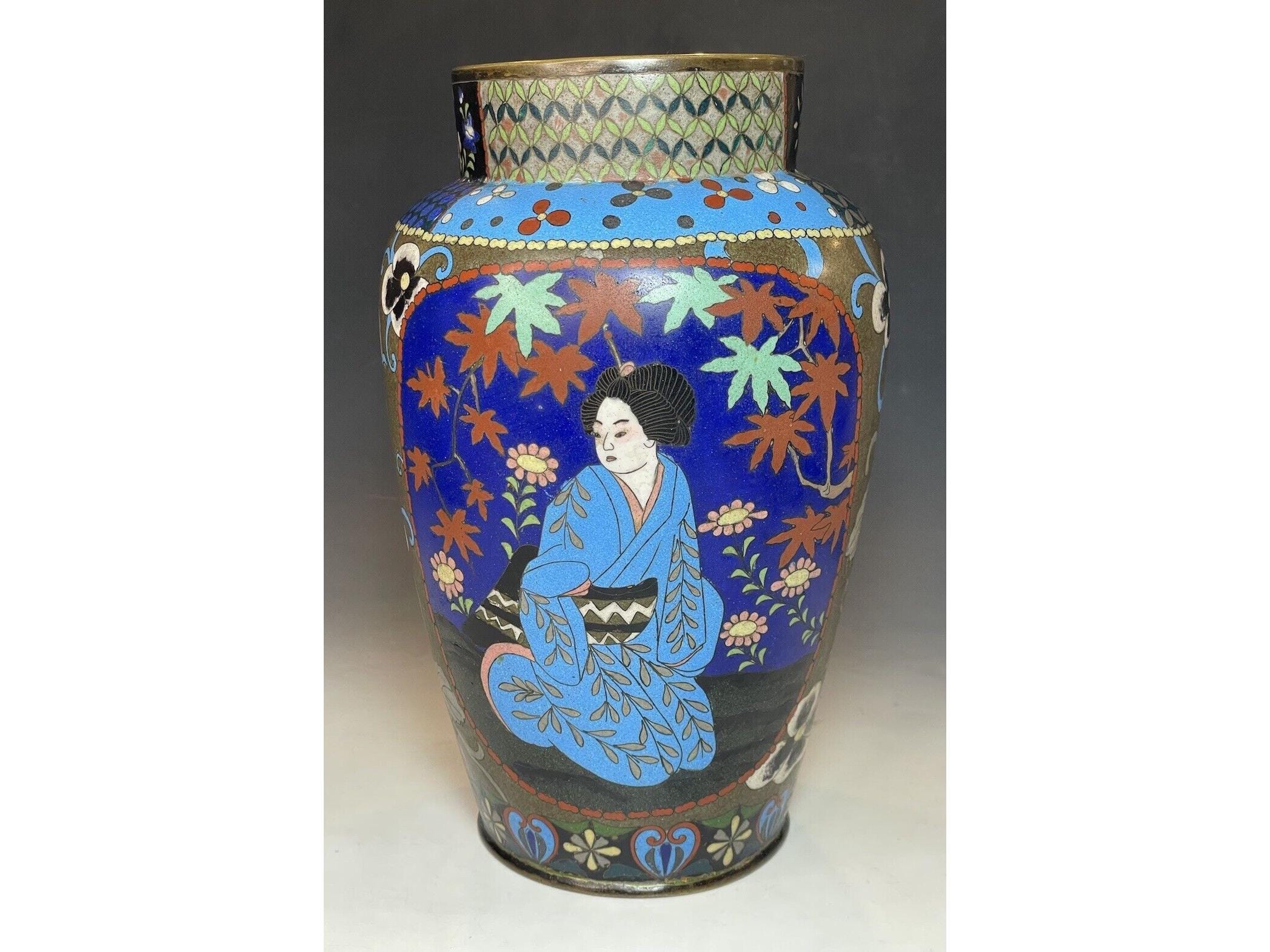 上質で大きなアンティーク 明治時代の日本の七宝焼き花瓶 19 世紀 芸者