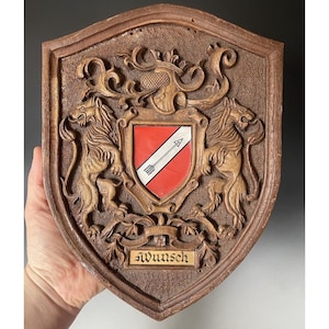 Vintage 20th C. Crest Shield Wappen-Wandtafel Gussverbund 1970er Jahre