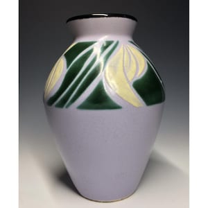 Könnte beinhalten: Eine kleine, helllilafarbene Keramikvase mit einem geometrischen Muster aus gelben und grünen Blättern.