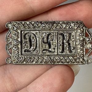 Broche antiguo Art Déco de marcasita con iniciales monograma LDK DLK