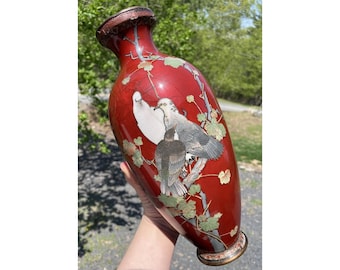 明治時代の日本の七宝焼き花瓶、花木、植物、鳥。高さ9 1/2インチ