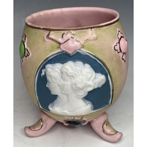 Raro jarrón victoriano antiguo del siglo XIX de porcelana rosa con doble camafeo y joyas.