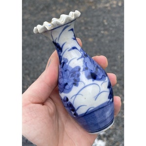 Antike Japanische Handbemalte Porzellanvase Blau Weiß Rüschenrand Meiji 19