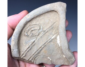 Réplica de terracota de estilo precolombino, gran fragmento de cerámica con decoración glífica incisa.