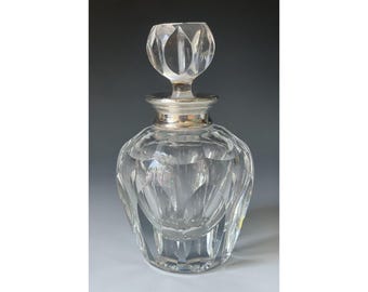 Perfume de tocador antiguo, vintage, siglo XX, de cristal tallado a mano, con aroma a colonia.