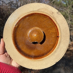 Cerámica antigua de gres esmaltado marrón del siglo XIX de 8 3/4&quot; con tapa de cerámica primitiva
