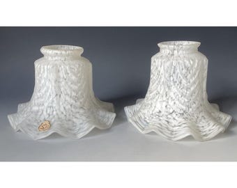 Par de pantallas de lámpara antiguas de cristal artístico francés blanco moteado Vianne