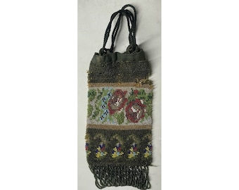 Puede incluir: Un bolso de cuentas verdes con un diseño floral y flecos. El bolso tiene un cierre de cordón negro y un asa de cordón negro.