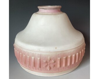 Lámpara antigua de cristal opalino Art Déco de 1930, color rosa acanalado, con base de 5,7 cm y pantalla de 17,8 cm de ancho.