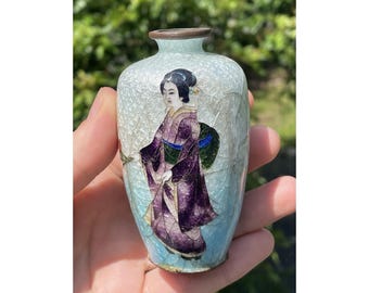 Vaso in lamina giapponese Cloisonne Geisha Ginbari antico da 3,5" dell'epoca Meiji, XIX secolo.