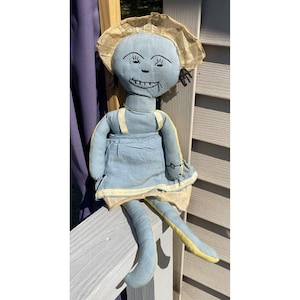 Bambola di stoffa di pezza gialla e blu moderna di metà secolo, giocattolo per bambini, vintage, folk