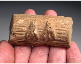 Réplica de estilo precolombino. Adorno figurativo de terracota: Patas de pájaro sobre un tronco. Arte en cerámica.