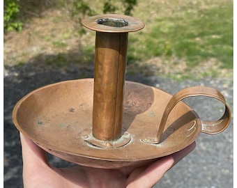Candelabro de cámara antiguo de cobre forjado a mano con asa de dedo
