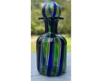 Modern modern muranoglas uit het midden van de eeuw, handgeblazen, gewerveld miniatuurflesje blauwgroen