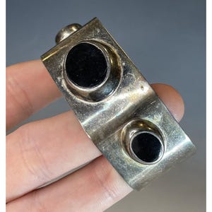 Bracciale brutalista placcato in argento moderno di metà secolo con gioielli modernisti incastonati in nero