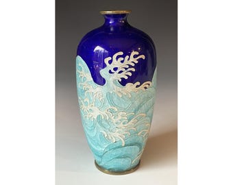Vaso antico in foglia cloisonné Ginbari giapponese del XIX secolo, raffigurante onde oceaniche, risalente all'epoca Meiji