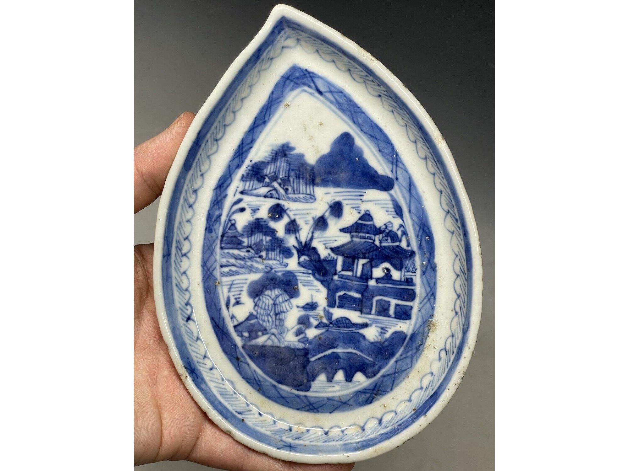 青と白の装飾陶器皿 青と白の装飾陶器皿 Japanese antique blue and