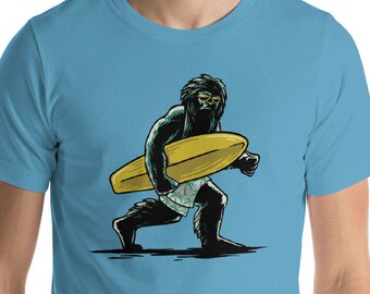 Sasquatch Surfer, Bigfoot Camisa, Bigfoot Surfer, Camiseta, Camisa de verano, Camiseta gráfica azul, Regalo de los amantes de la playa, Surf, Playa, Regalo de ropa