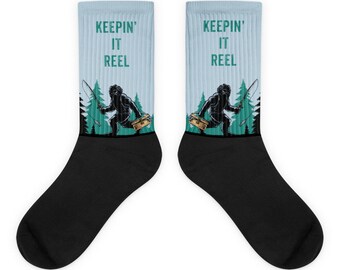 Calcetines divertidos "Pesca Keepin' It Reel Bigfoot", regalo único de Sasquatch para papá, calcetines acolchados novedosos, regalo genial para el Día del Padre