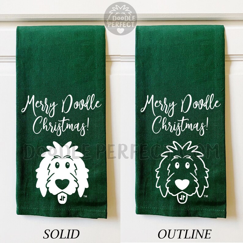 Puede incluir: Dos toallas de cocina verdes con el texto "Merry Doodle Christmas!" y un garabato de la cara de un perro. Una toalla tiene la cara del perro s&oacute;lida y la otra tiene el contorno de la cara del perro.