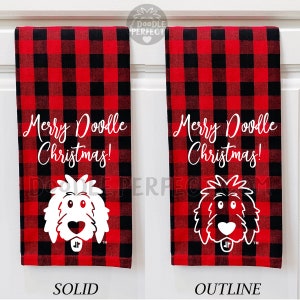 Puede incluir: Dos toallas de cocina de cuadros rojos y negros con el texto "Merry Doodle Christmas!" y una ilustraci&oacute;n de un perro doodle blanco. Una toalla tiene una ilustraci&oacute;n de perro s&oacute;lida y la otra tiene una ilustraci&oacute;n de perro de contorno.