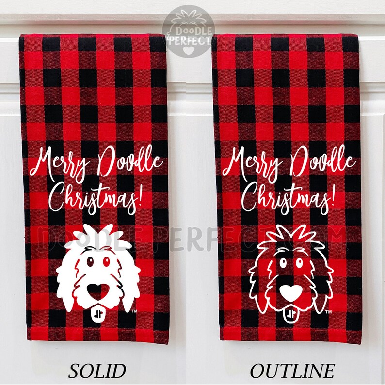 Puede incluir: Dos toallas de cocina de cuadros rojos y negros con el texto "Merry Doodle Christmas!" y una ilustraci&oacute;n de un perro doodle blanco. Una toalla tiene una ilustraci&oacute;n de perro s&oacute;lida y la otra tiene una ilustraci&oacute;n de perro de contorno.