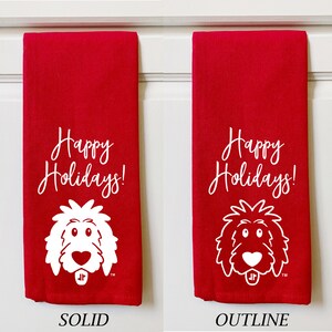 Puede incluir: Dos toallas de cocina rojas con texto blanco y una ilustraci&oacute;n de perro blanco. El texto en ambas toallas dice "Happy Holidays!" La ilustraci&oacute;n del perro en la toalla de la izquierda est&aacute; llena, mientras que la ilustraci&oacute;n del perro en la toalla de la derecha es un contorno.