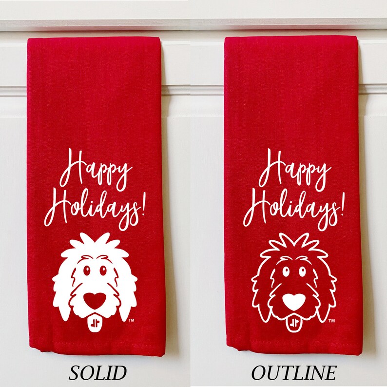 Puede incluir: Dos toallas de cocina rojas con texto blanco y una ilustraci&oacute;n de perro blanco. El texto en ambas toallas dice "Happy Holidays!" La ilustraci&oacute;n del perro en la toalla de la izquierda est&aacute; llena, mientras que la ilustraci&oacute;n del perro en la toalla de la derecha es un contorno.