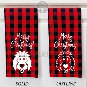 Puede incluir: Dos toallas de cocina de cuadros rojos y negros con el texto "&iexcl;Feliz Navidad!" y un garabato blanco de la cabeza de un perro. Una toalla tiene un perro blanco s&oacute;lido, y la otra tiene un contorno de un perro blanco.