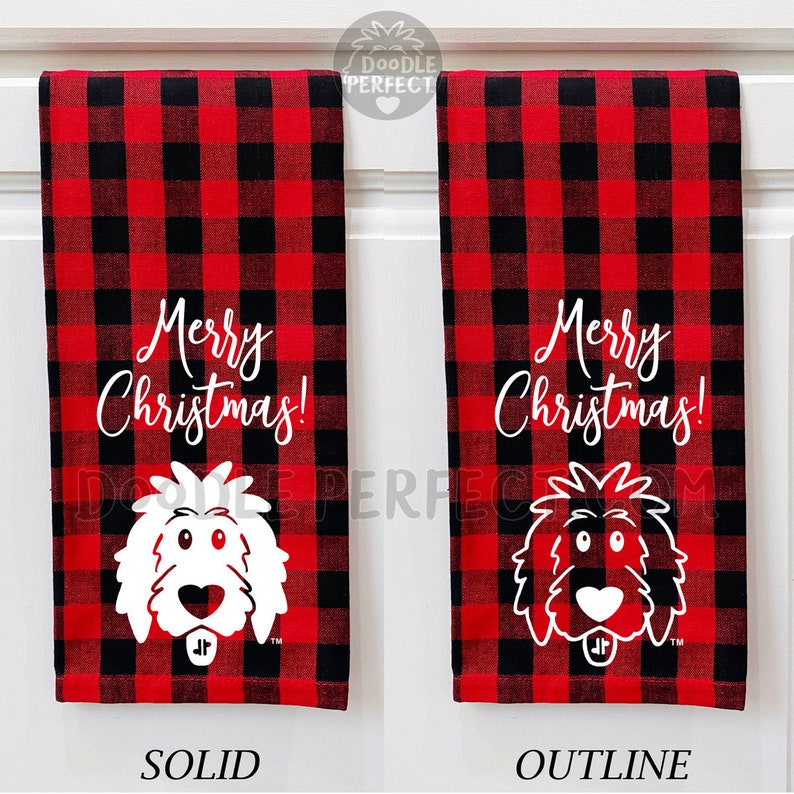 Puede incluir: Dos toallas de cocina de cuadros rojos y negros con el texto "&iexcl;Feliz Navidad!" y un garabato blanco de la cabeza de un perro. Una toalla tiene un perro blanco s&oacute;lido, y la otra tiene un contorno de un perro blanco.