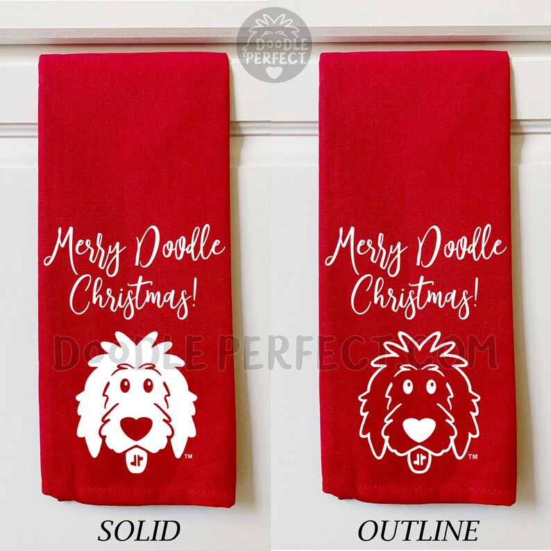 Puede incluir: Dos toallas de cocina rojas con el texto "Merry Doodle Christmas!" y una ilustraci&oacute;n de un perro doodle blanco. Una toalla tiene una ilustraci&oacute;n de perro s&oacute;lida y la otra tiene una ilustraci&oacute;n de perro de contorno.