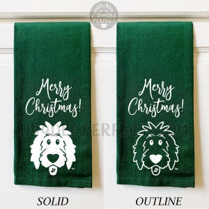 Puede incluir: Dos toallas de cocina verdes con el texto "&iexcl;Feliz Navidad!" y un doodle blanco de la cabeza de un perro. La toalla de la izquierda tiene un doodle de perro s&oacute;lido, y la toalla de la derecha tiene un doodle de perro de contorno.