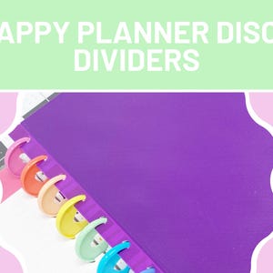 Peut inclure: Un agenda violet avec des séparateurs à disques colorés. L'image présente un gros plan d'un agenda avec une rangée de disques aux couleurs de l'arc-en-ciel. Le texte "HAPPY PLANNER DISCS DIVIDERS" est en haut de l'image.