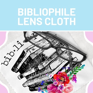 Puede incluir: Un pa&ntilde;o blanco para lentes con el texto "BIBLIOPHILE LENS CLOTH" y la palabra "bib.li" impresa. El pa&ntilde;o presenta una ilustraci&oacute;n en blanco y negro de libros apilados, un par de gafas negras y un arreglo floral con flores rojas y moradas.