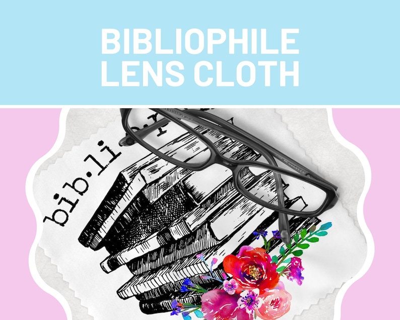 Puede incluir: Un pa&ntilde;o blanco para lentes con el texto "BIBLIOPHILE LENS CLOTH" y la palabra "bib.li" impresa. El pa&ntilde;o presenta una ilustraci&oacute;n en blanco y negro de libros apilados, un par de gafas negras y un arreglo floral con flores rojas y moradas.