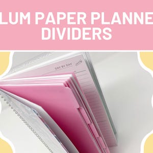 Può includere: Divisori per planner in carta rosa con la scritta "PLUM PAPER PLANNER DIVIDERS". I divisori sono all'interno di un raccoglitore trasparente. Le pagine dell'agenda sono visibili, con le parole "DAY BY DAY" stampate sopra. Lo sfondo è bianco e giallo.