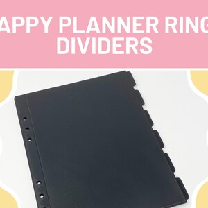 以下が含まれることがあります： 白い文字で「HAPPY PLANNER RINGS DIVIDERS」と書かれた、タブ付きの黒いプランナーディバイダー。 ディバイダーには、リングバインダー用の穴が事前に開けられています。 背景はピンク、白、黄色のミックスです。