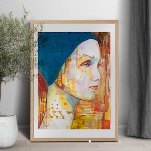 Può includere: Una stampa d'arte incorniciata che presenta un ritratto di profilo stilizzato di un volto. Il soggetto indossa un copricapo blu scuro testurizzato. L'opera incorpora vivaci toni di giallo, arancione e rosso con linee complesse e motivi geometrici.